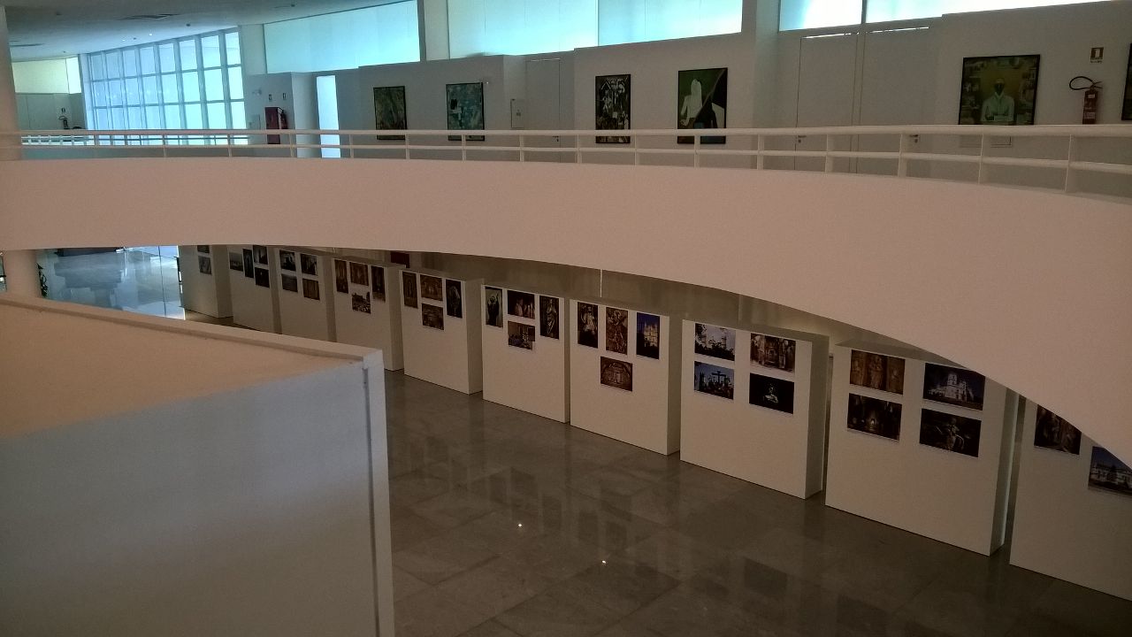 Exposição fotográfica montada pela Central Park em galeria circular